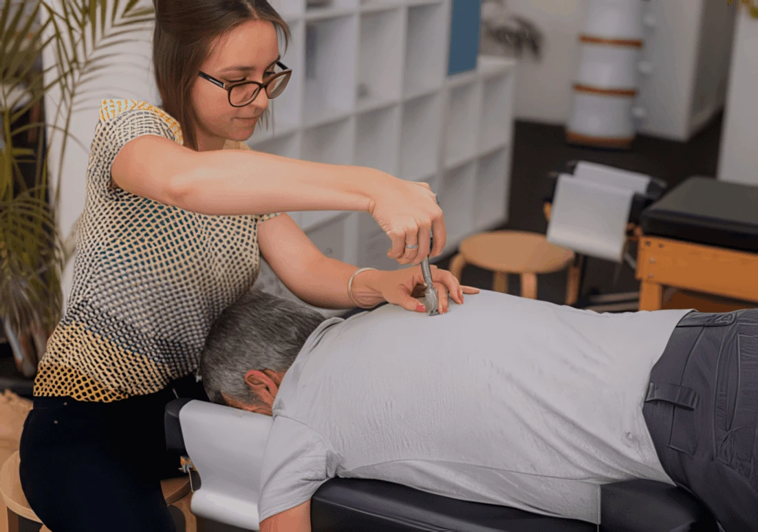 Profissional realizando atendimento manual de quiropraxia